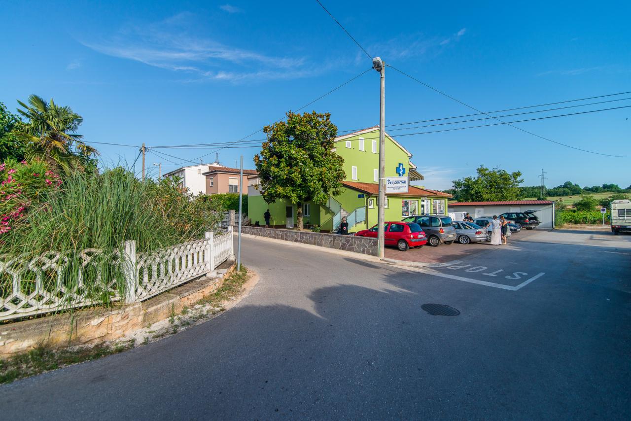 Schön eingerichtete Ferienwohnung in Porec mit Balkon in ruhiger Lage