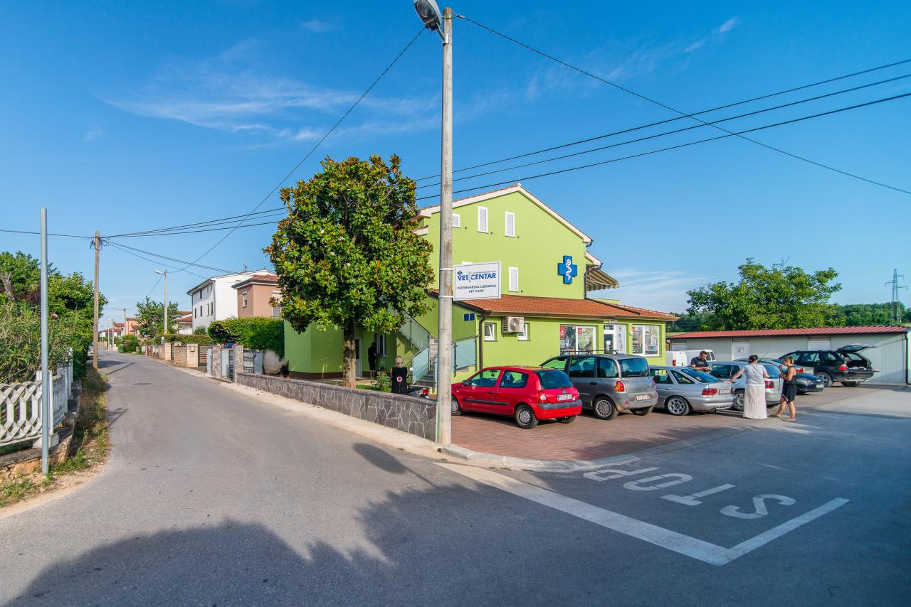 Schön eingerichtete Ferienwohnung in Porec mit Balkon in ruhiger Lage