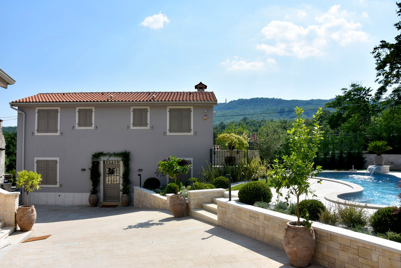 Moderne Villa im kleinen Ort Svici in Zentralistrien