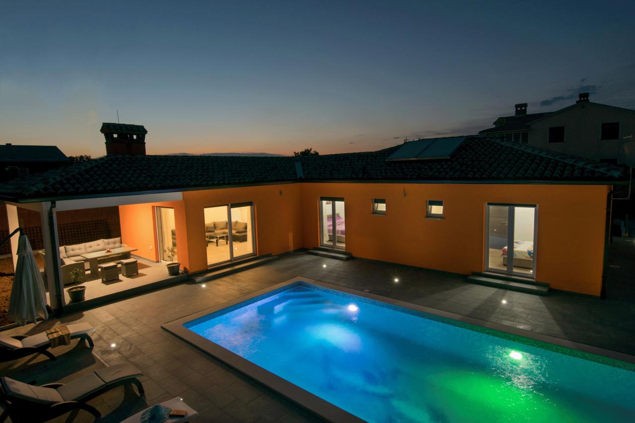 Pool genießen | Modernes Domizil in Kapelica bei Labin
