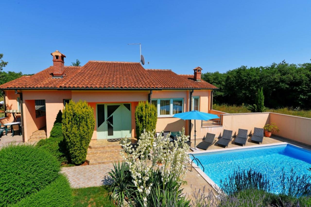 Villa mit Pool, Sauna & Jacuzzi in Kapelica bei Labin