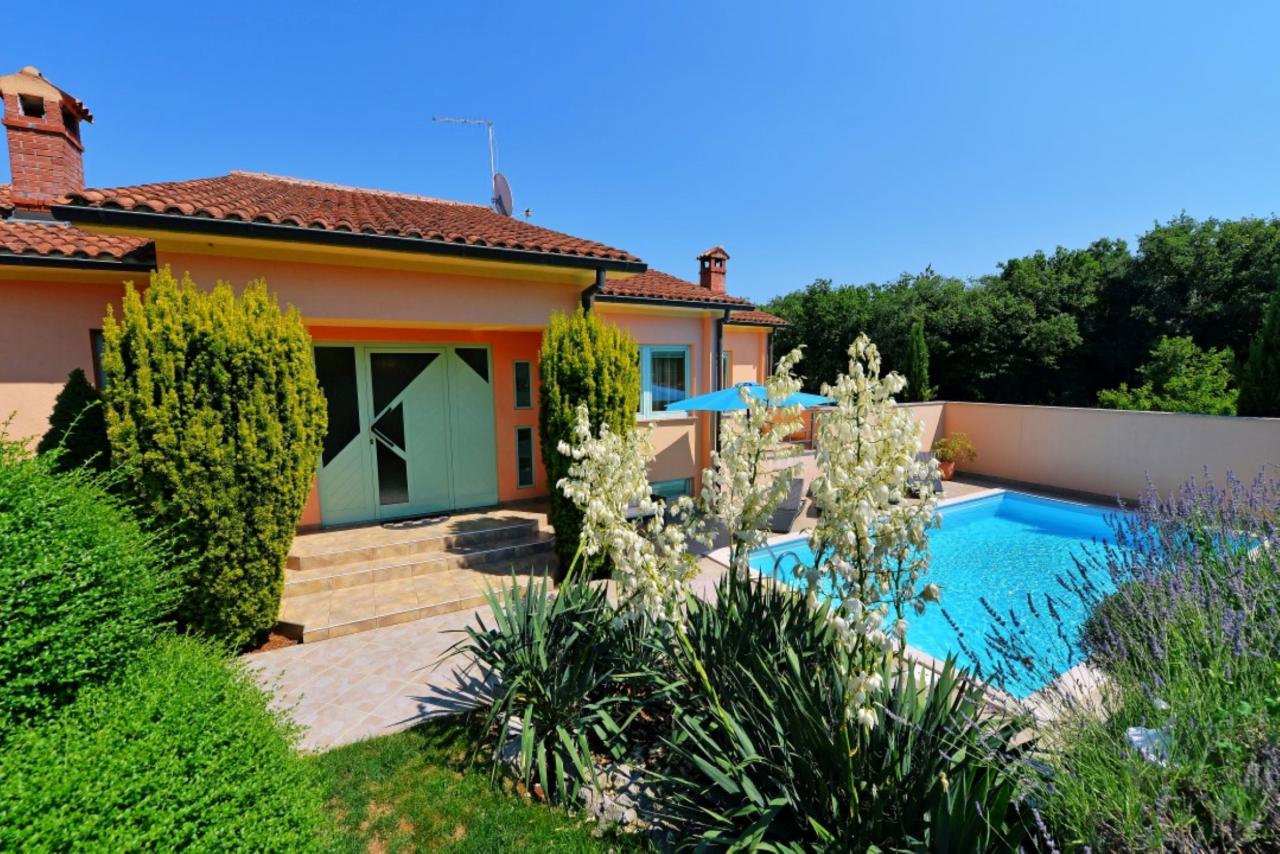 Villa mit Pool, Sauna & Jacuzzi in Kapelica bei Labin
