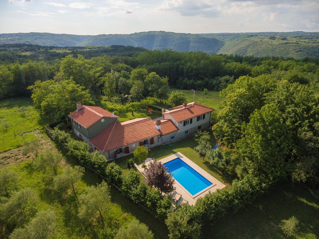 Landhaus mit Pool auf großem Anwesen im idyllischen Ružići