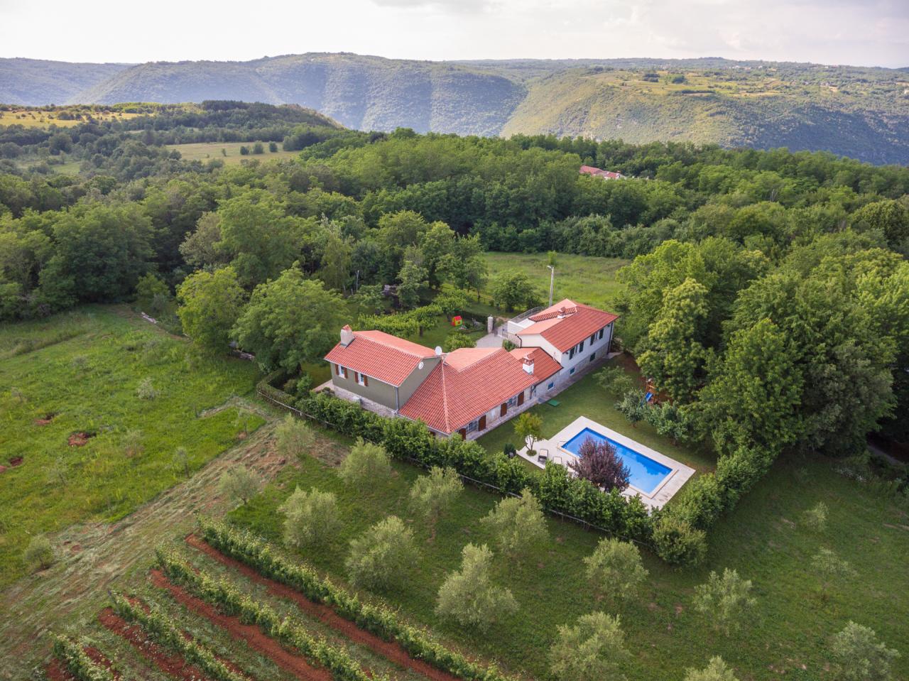 Landhaus mit Pool auf großem Anwesen im idyllischen Ružići