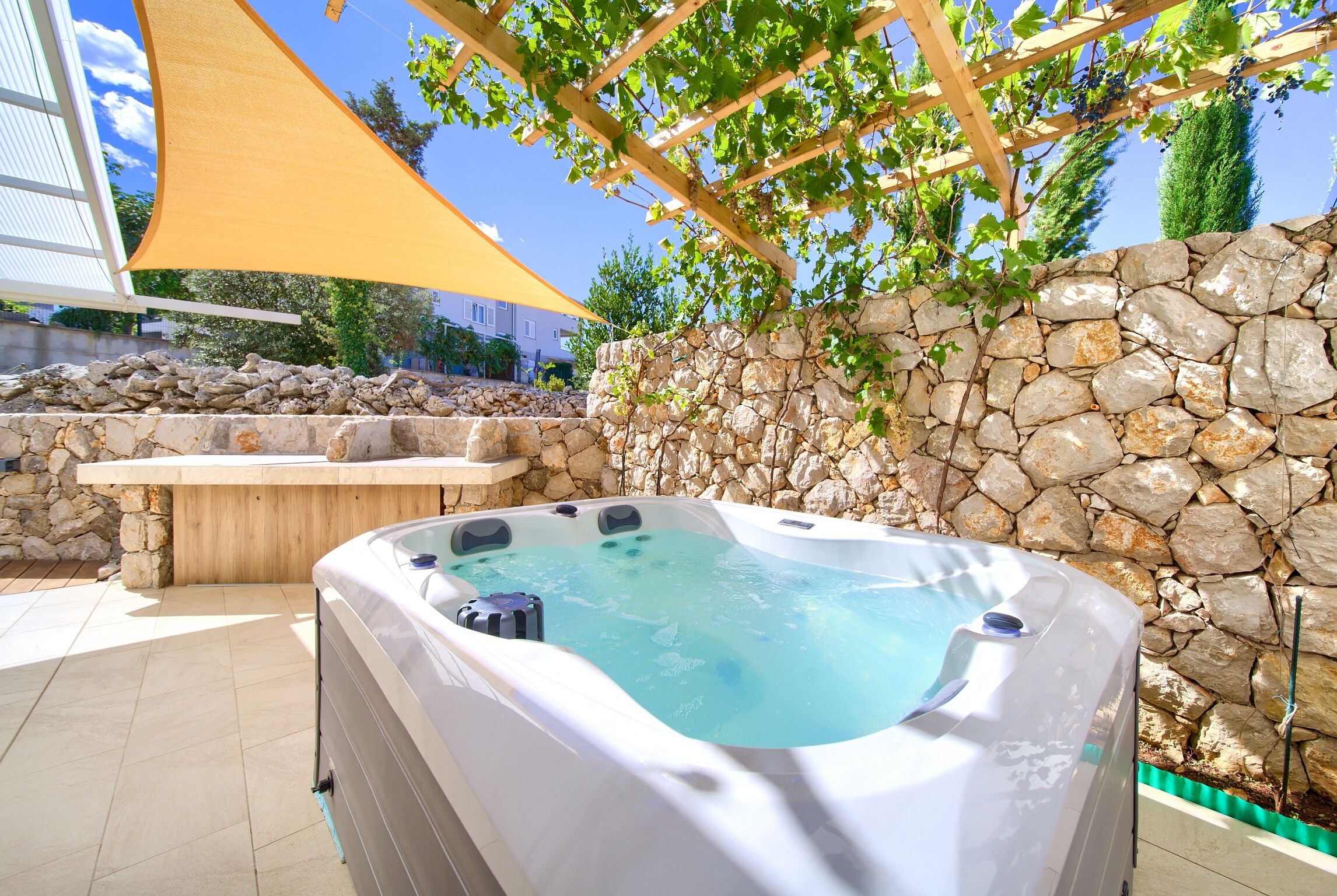 Deluxe Ferienwohnung | Terrasse, Whirlpool, Grill, Sat-Tv, WLAN, Klima