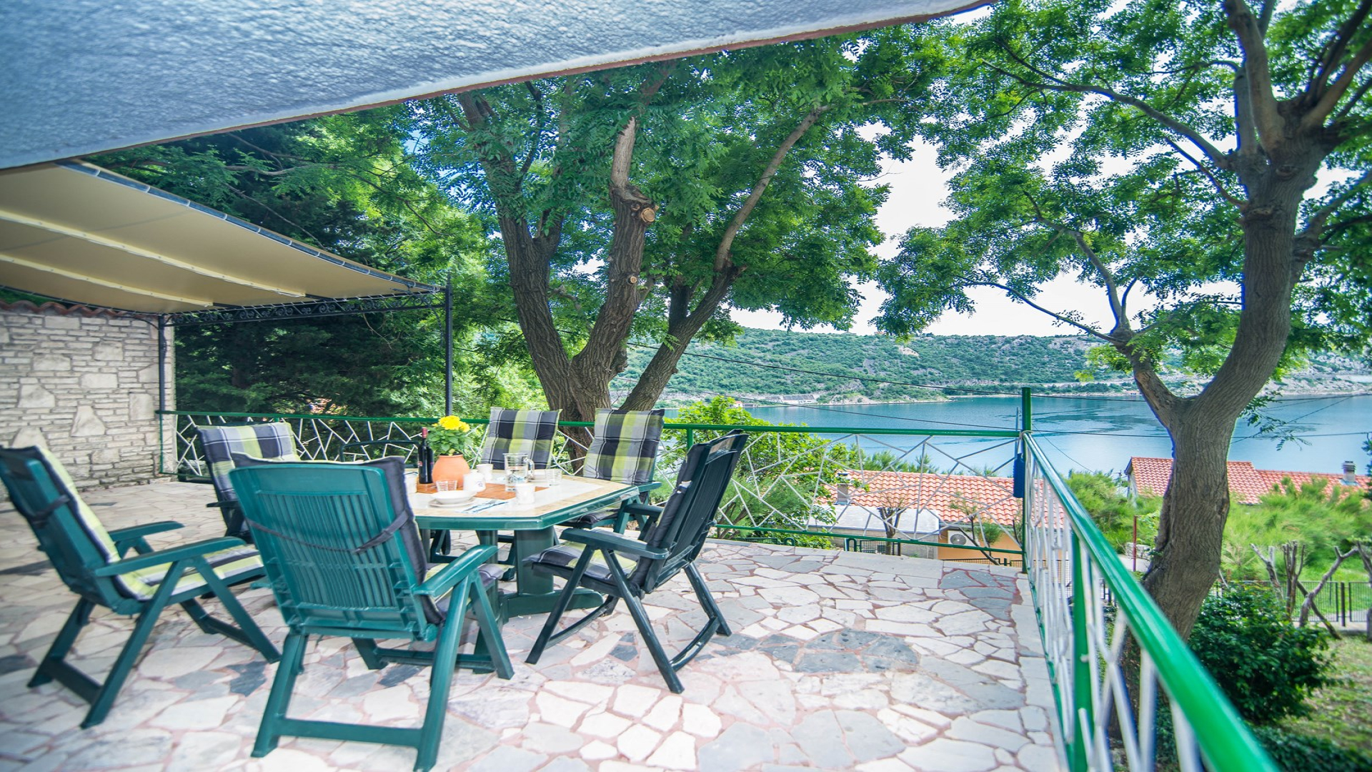 Schönes Ferienhaus für bis zu 6 Personen mit Pool und Meerblick