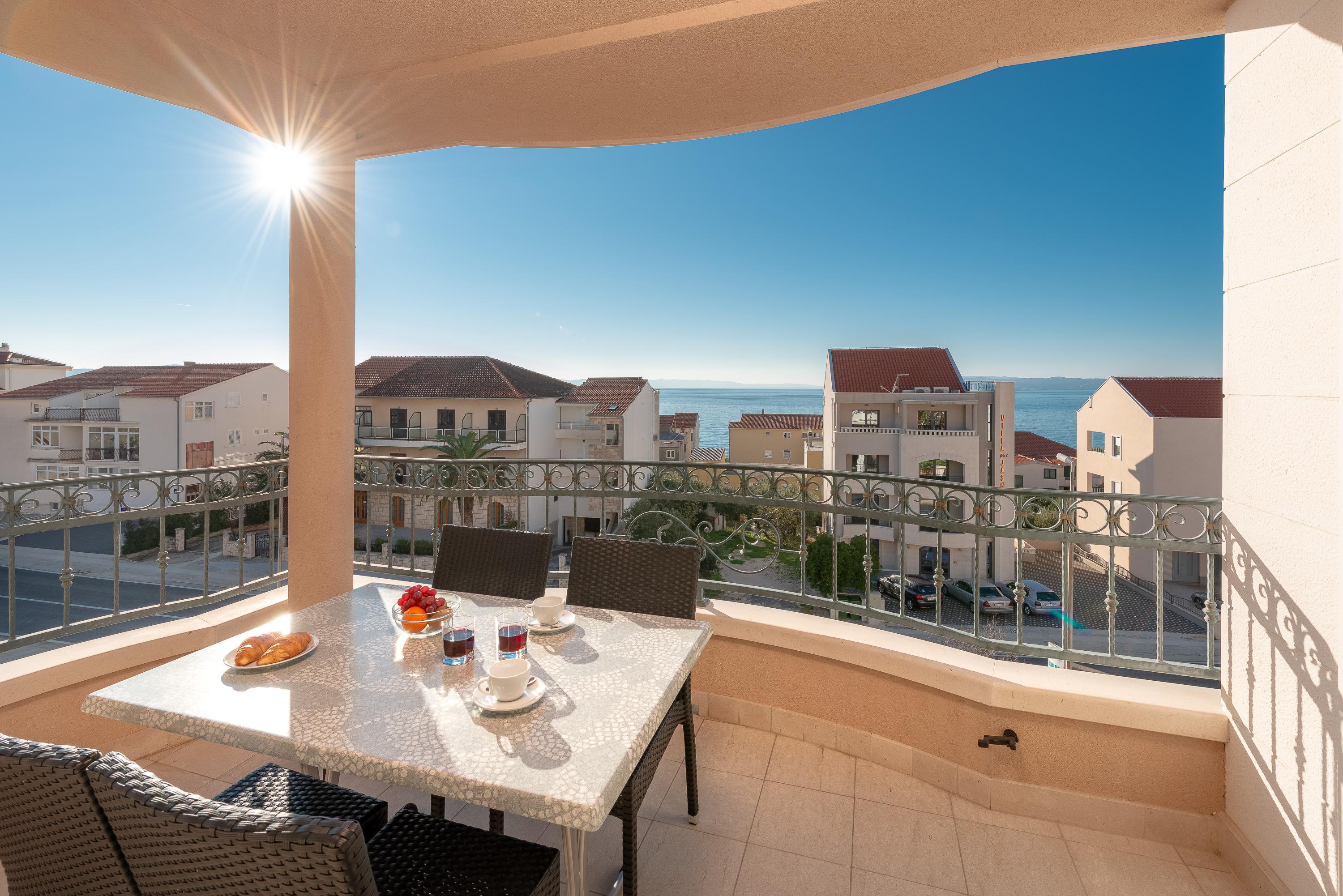 160 m zum Meer | Moderne FeWo mit Balkon und Meerblick in Tucepi