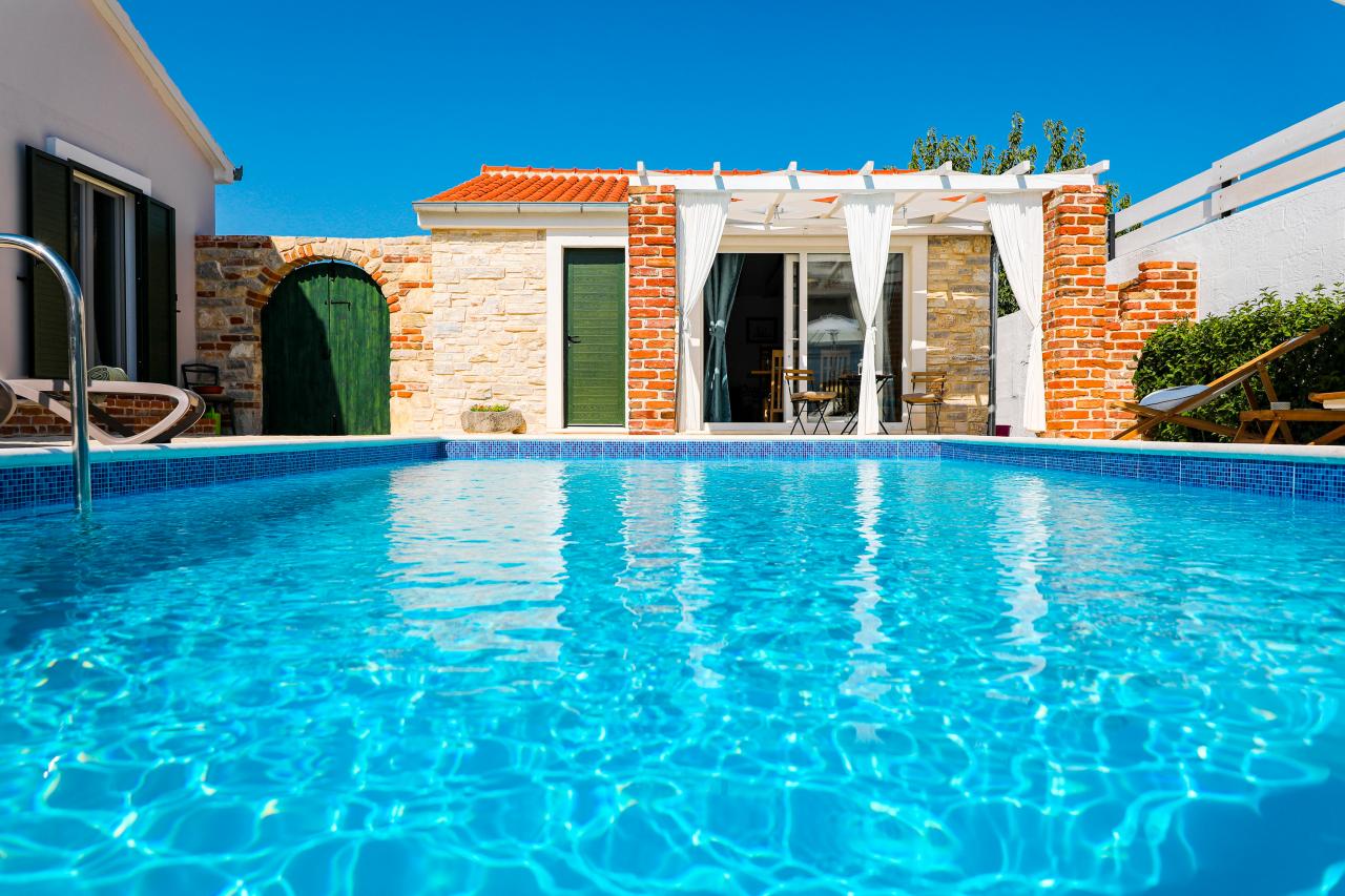 Pool & Meer | Ferienhaus im idyllischen Pridraga