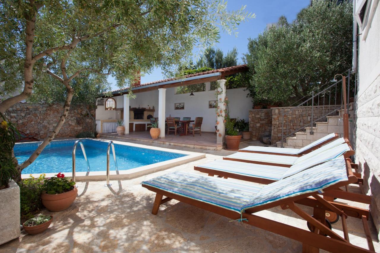 Schönes Ferienhaus in Supetar mit Pool & Meerblick