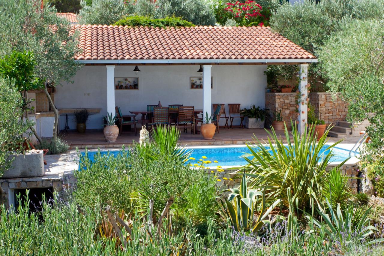 Schönes Ferienhaus in Supetar mit Pool & Meerblick