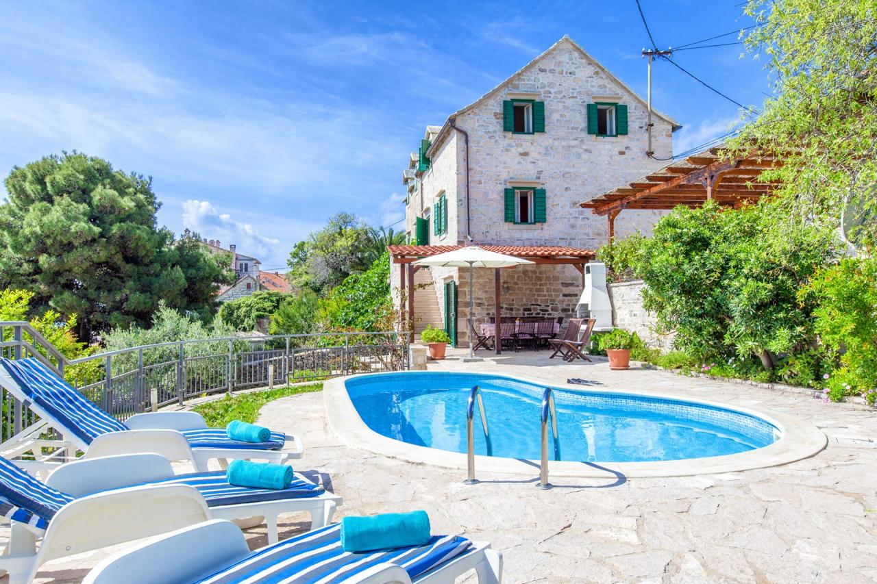 Moderne Villa mit Swimmingpool & Meerblick in Sumartin