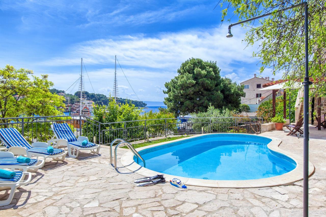 Moderne Villa mit Swimmingpool & Meerblick in Sumartin