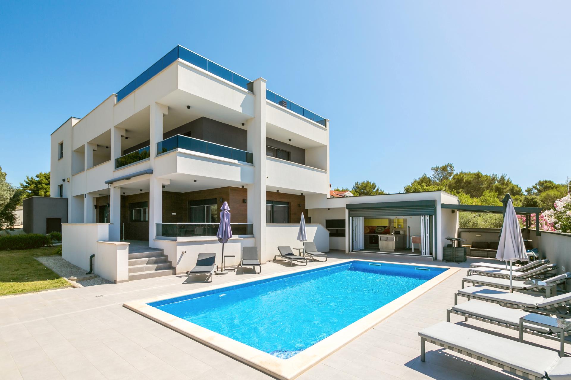 Neue moderne Villa für 10 Personen mit Pool und Dachterrasse