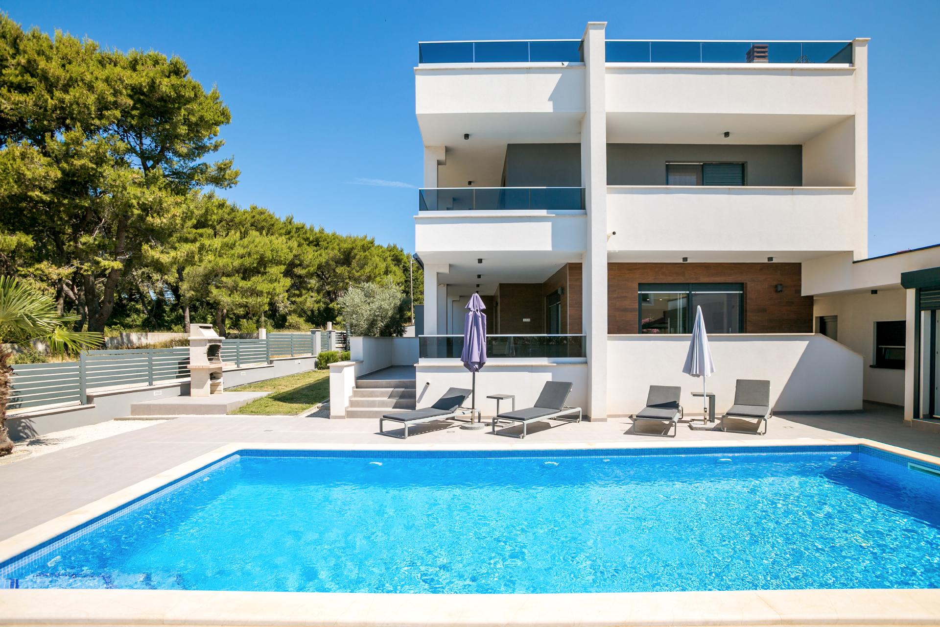 Neue moderne Villa für 10 Personen mit Pool und Dachterrasse