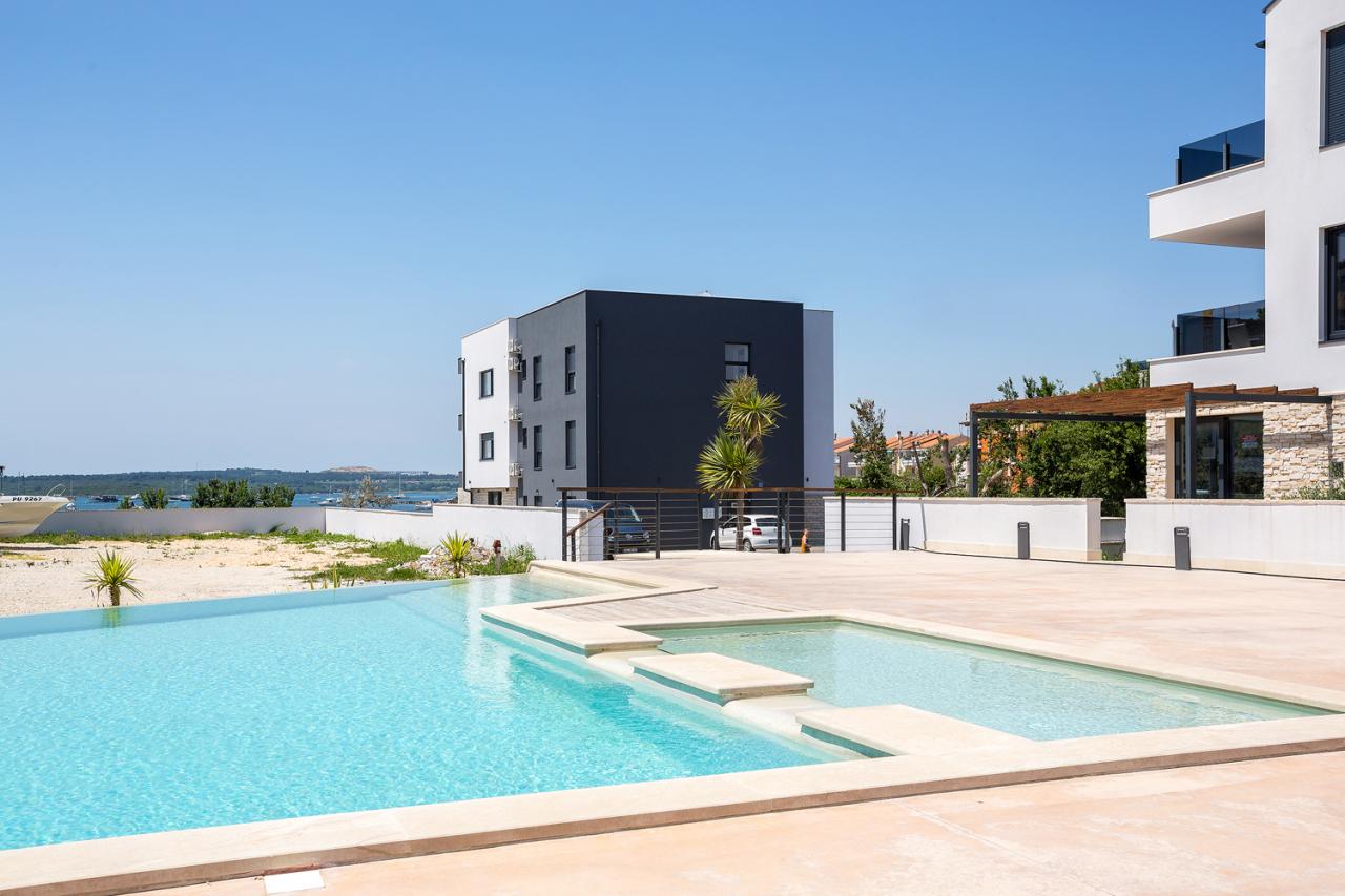 Moderne Fewo mit Meerblick und Gemeinschafts-Pool