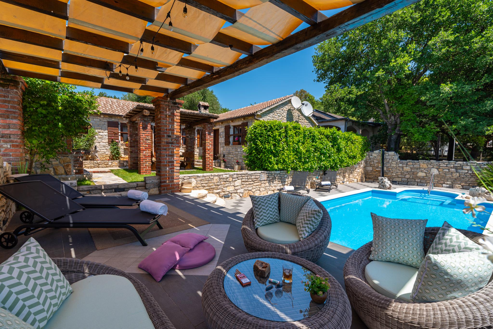 Pool u. Meer | Hübsches Steinhaus mit beheizbarem Pool in Posedarje