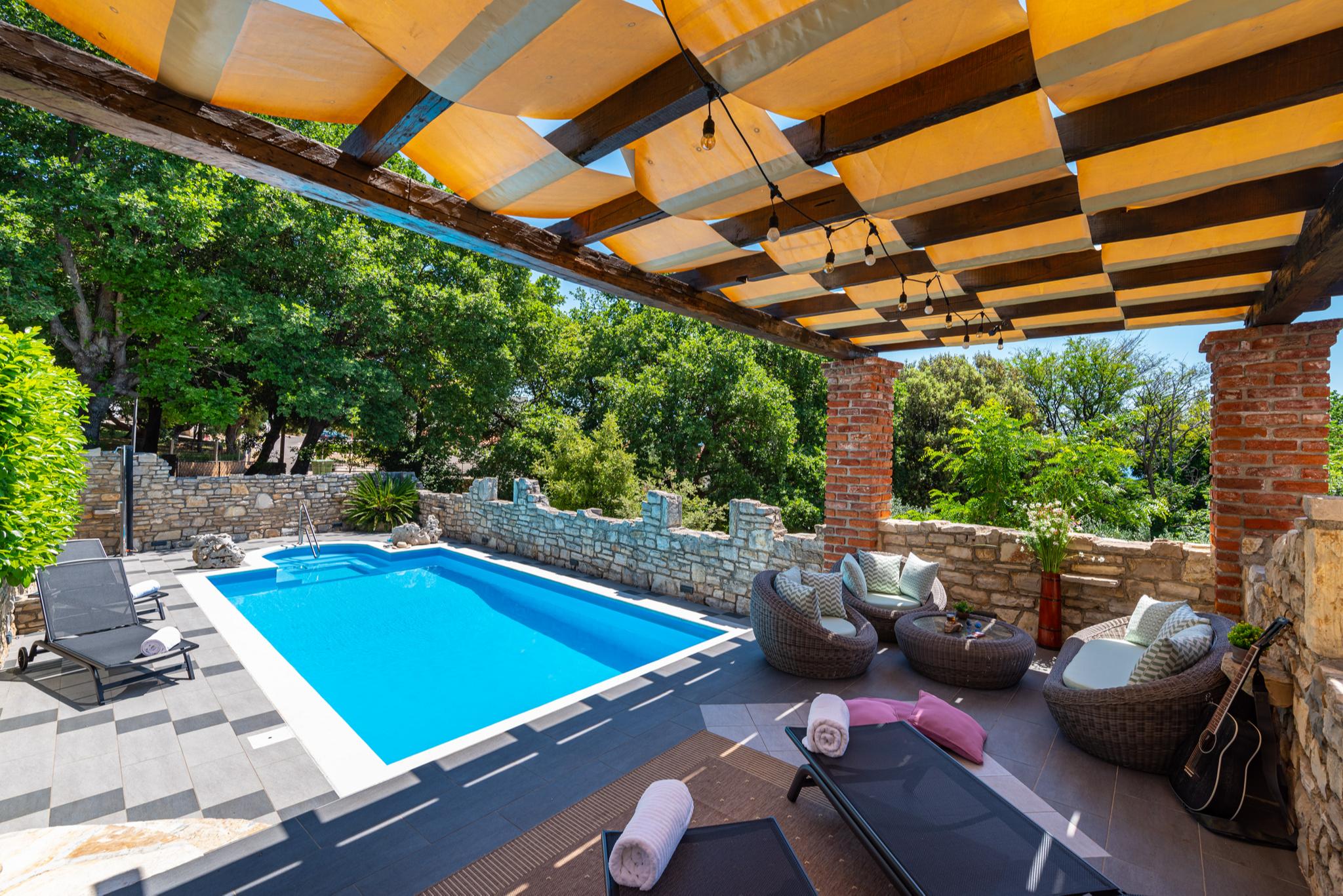 Pool u. Meer | Hübsches Steinhaus mit beheizbarem Pool in Posedarje