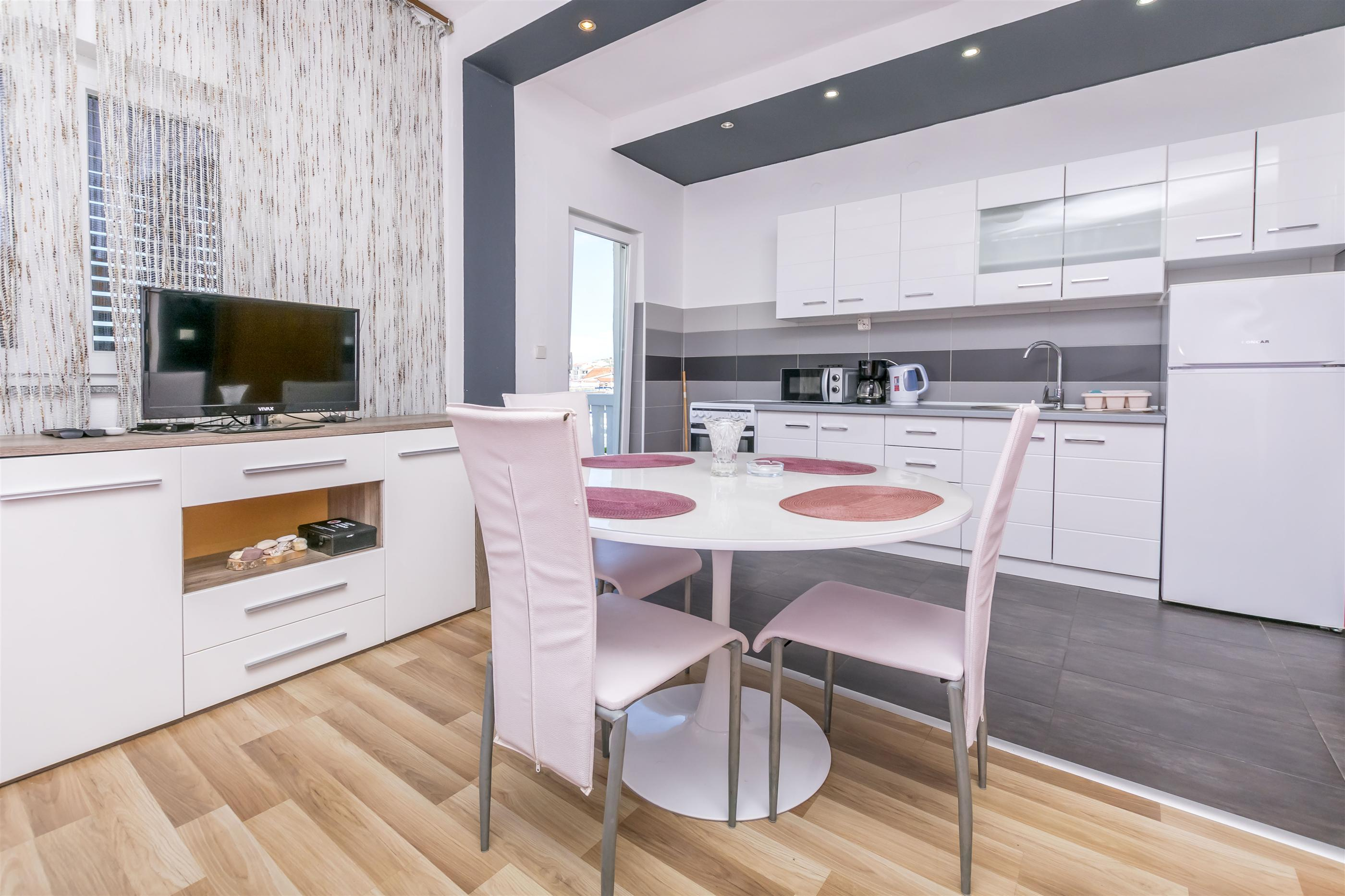 Apartment mit einem Schlafzimmer im Zentrum von Rogoznica, WLAN