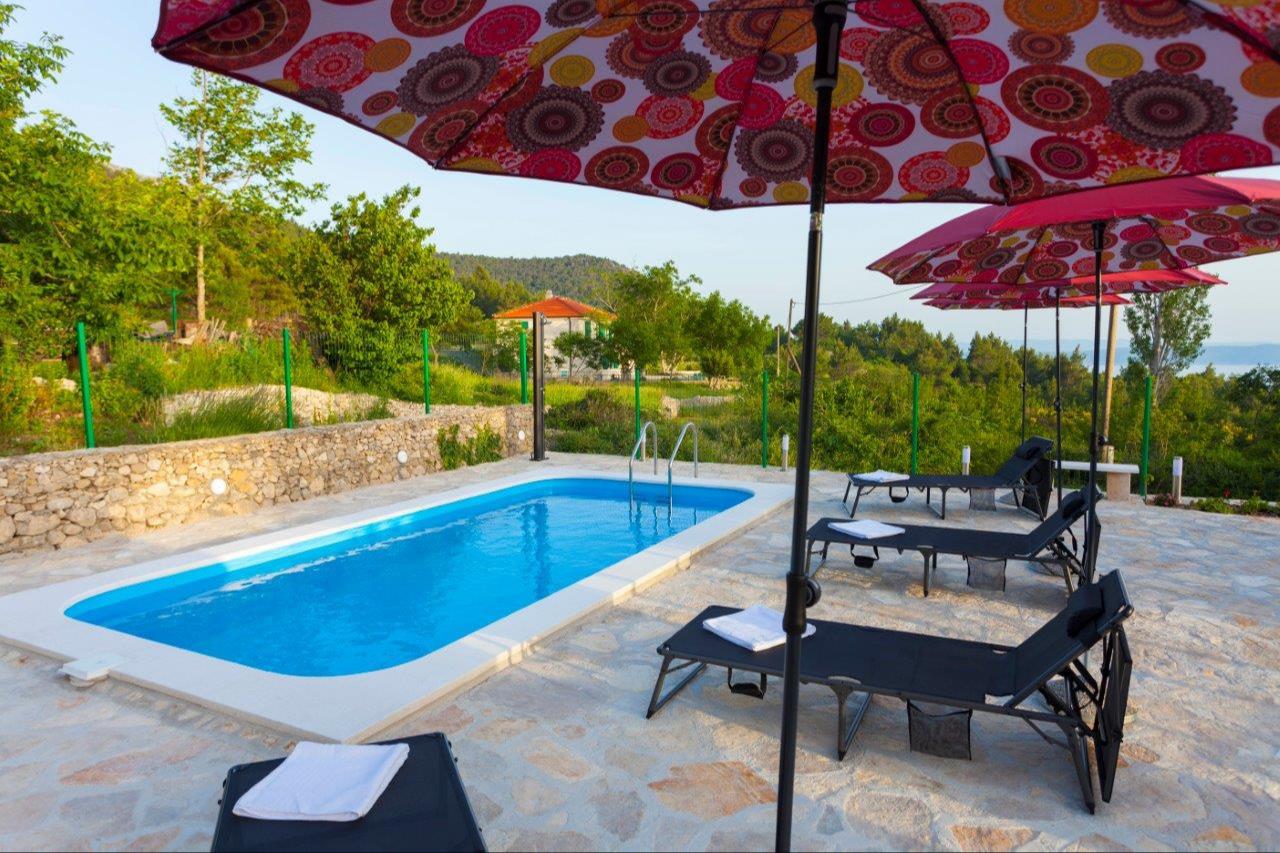 Moderne FeWo auf mehreren Etagen mit Swimmingpool