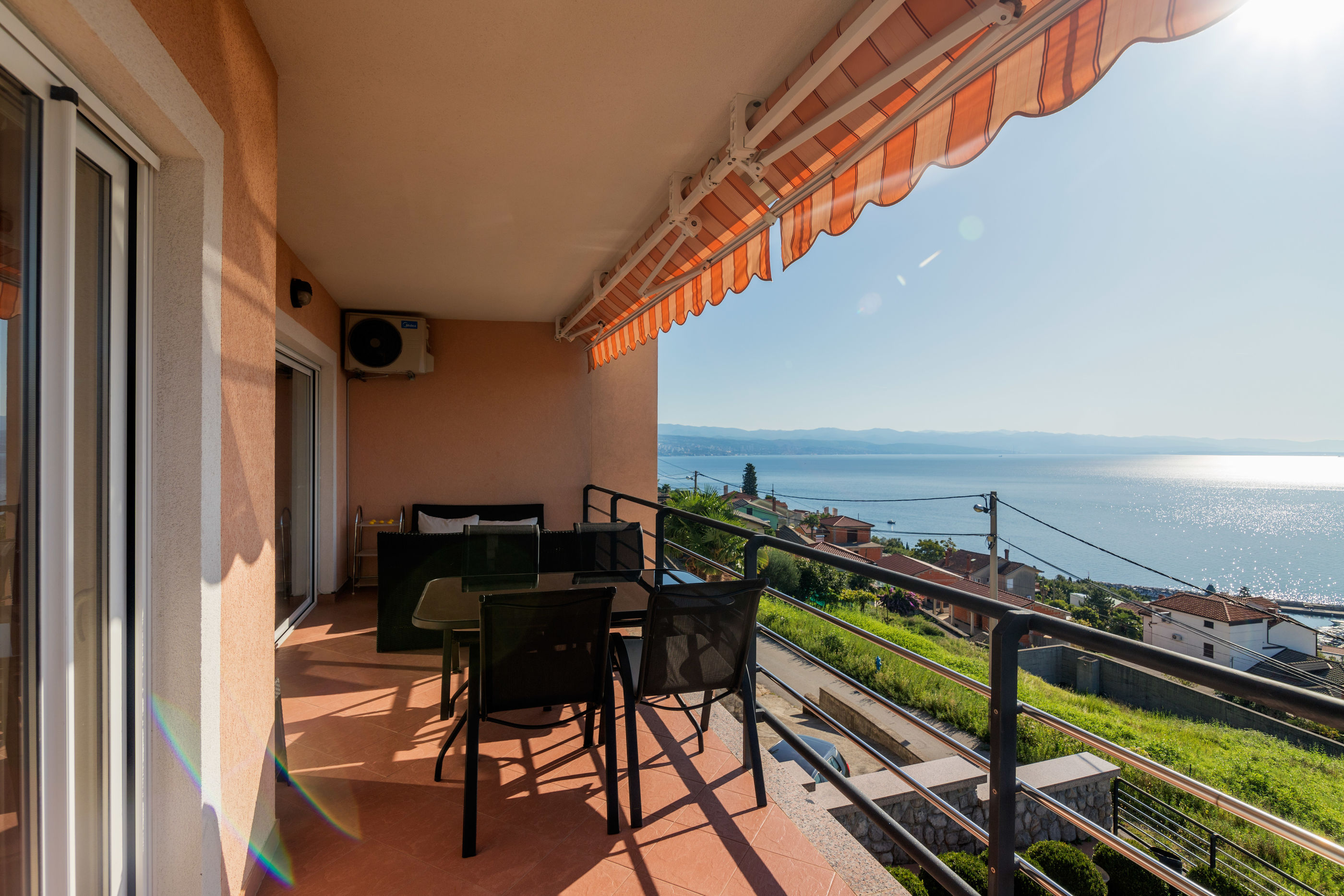 Ferienwohnung im 2. OG mit Pool & Meerblick