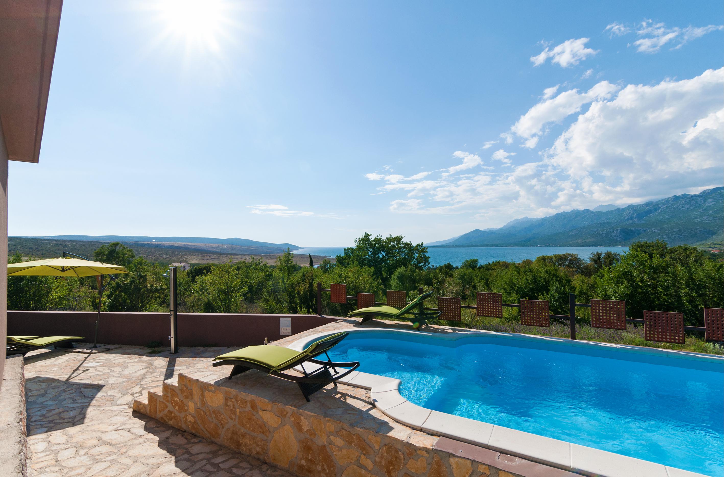Ferienhaus mit Pool und Panoramablick aufs Meer