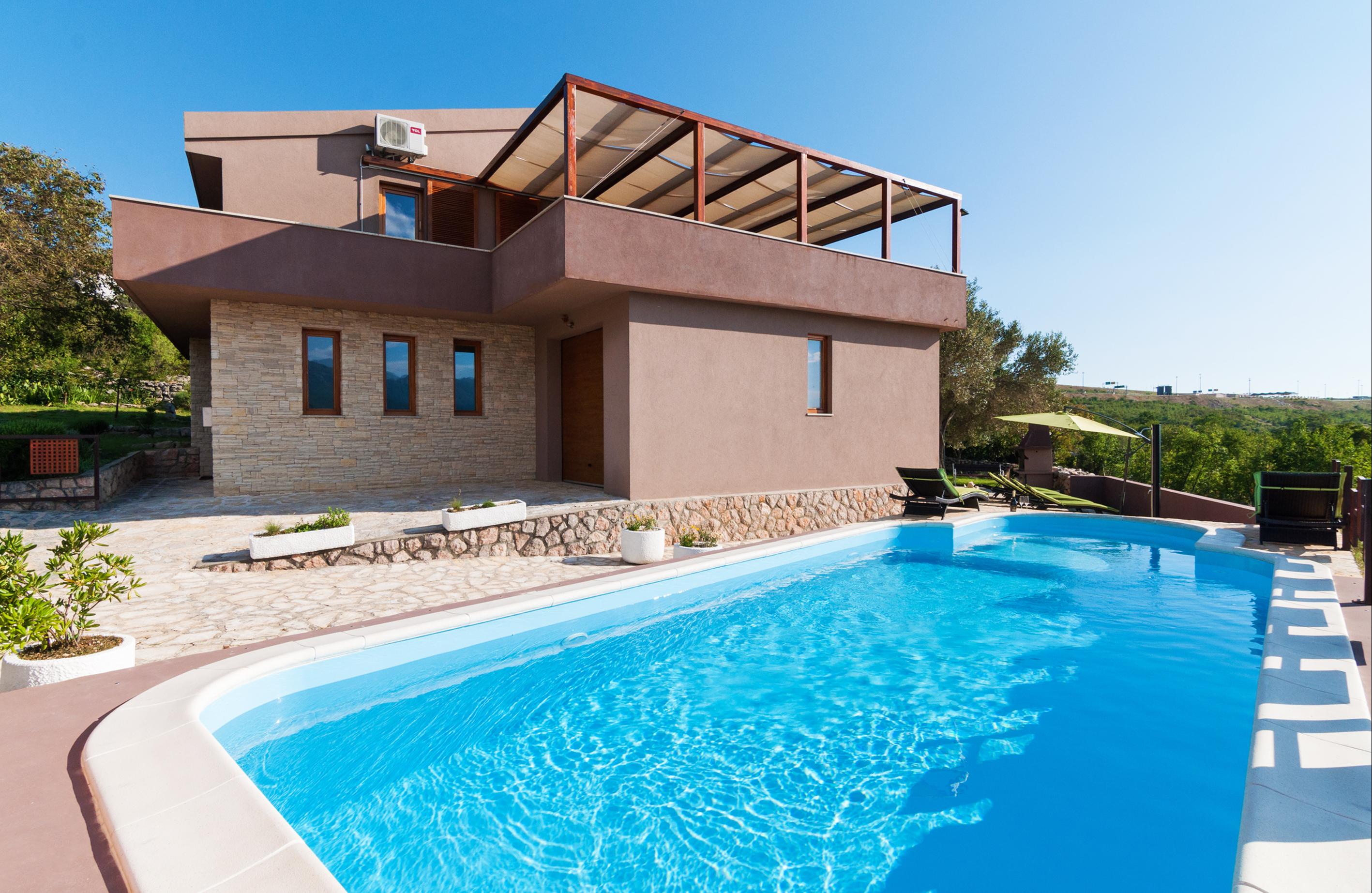 Ferienhaus mit Pool und Panoramablick aufs Meer