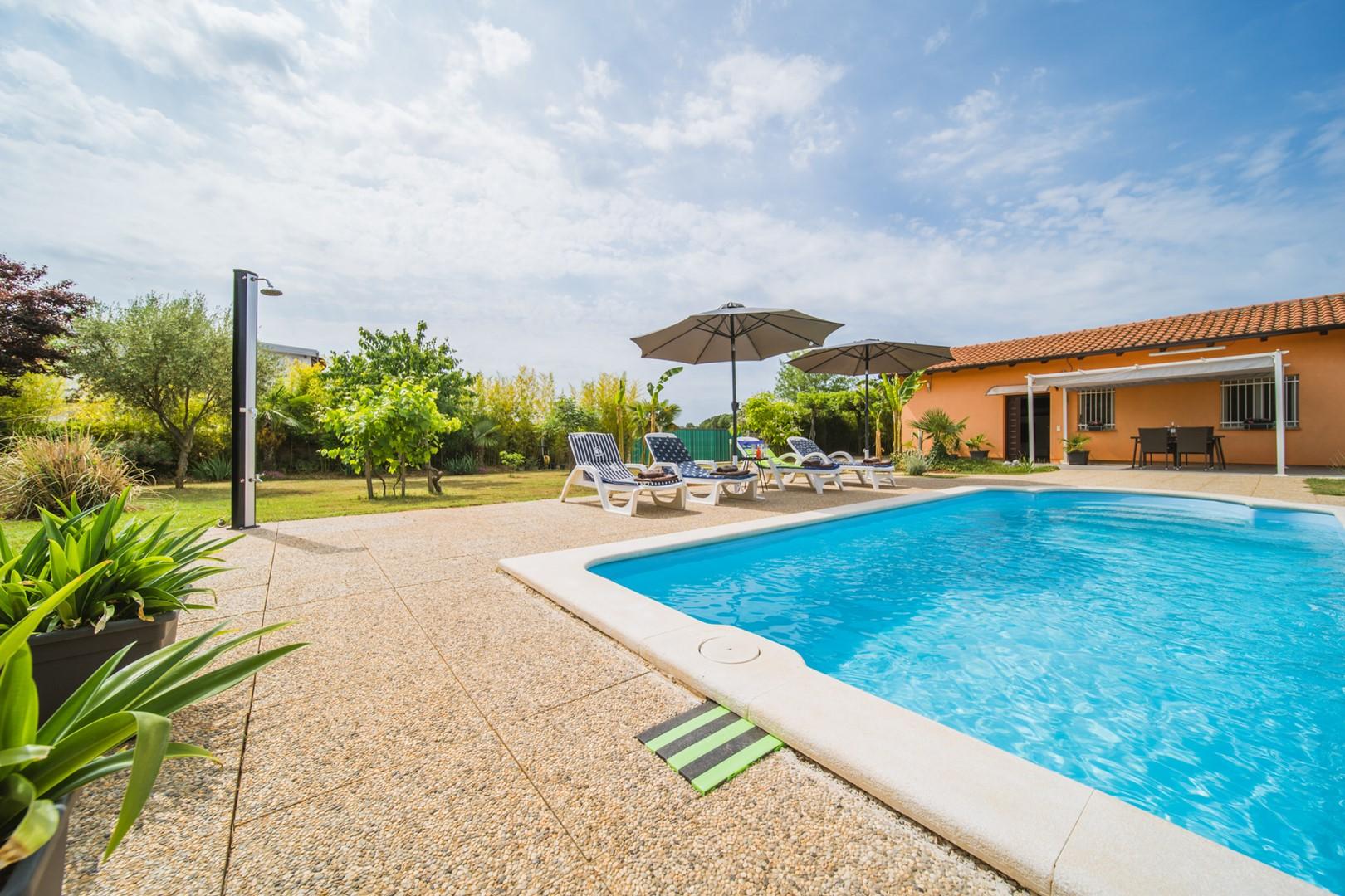 Neu renoviertes Ferienhaus mit geräumiger Terrasse, Pool und Garten