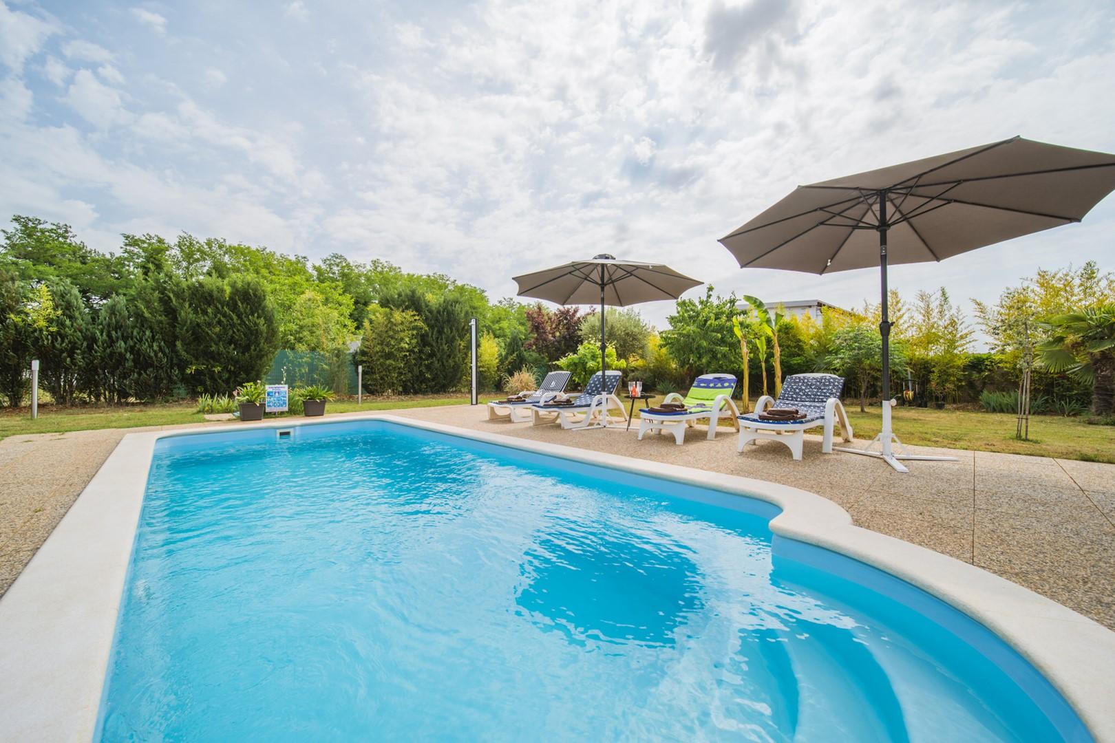 Neu renoviertes Ferienhaus mit geräumiger Terrasse, Pool und Garten