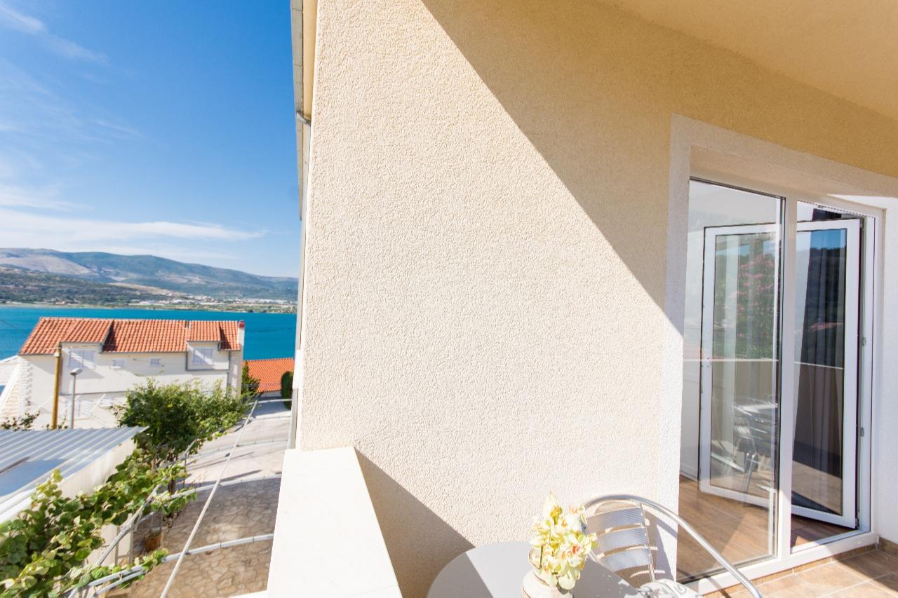 Ferienwohnung mit Balkon und seitlichem Meerblick in Mastrinka