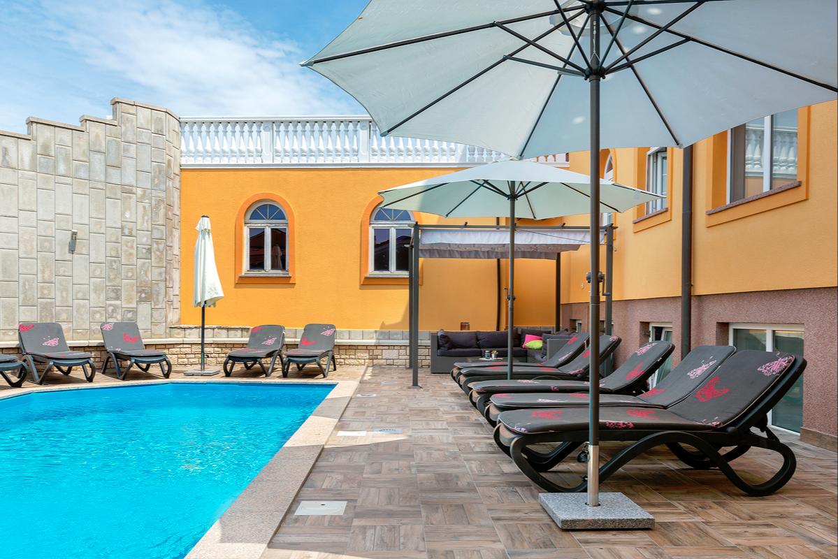 FeWo für 6 Personen mit Pool, WLAN und Grill