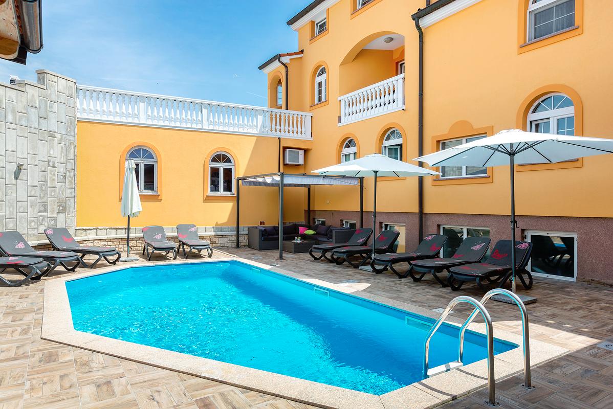 FeWo für 6 Personen mit Pool, WLAN und Grill