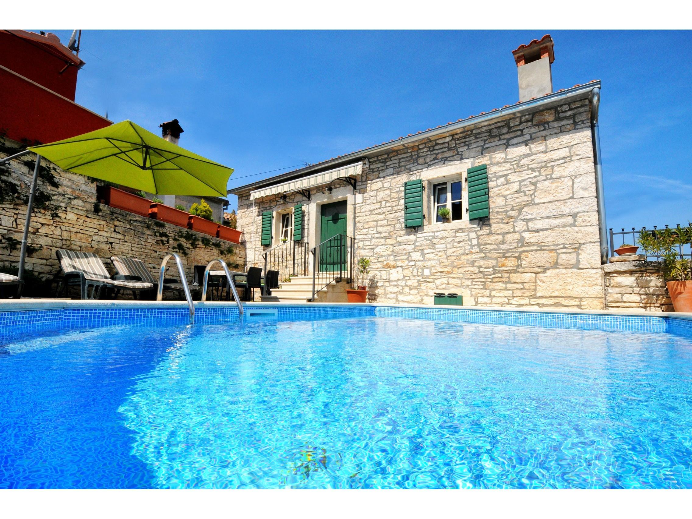 Schönes Freienhaus mit Swimmingpool in Tinjan