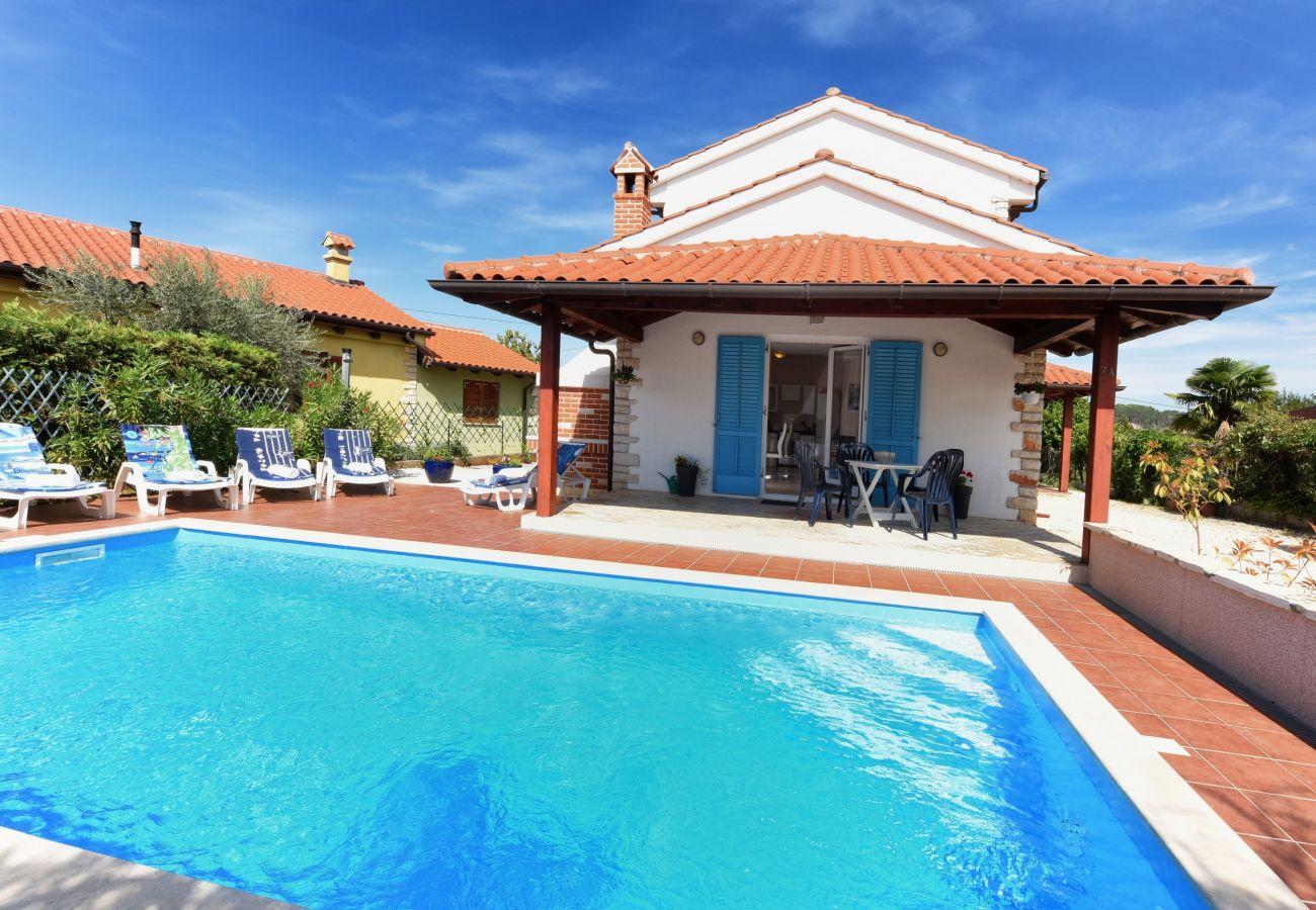 Pool genießen | Ferienhaus mit Klima, Sat-Tv & WLAN in Visnjan