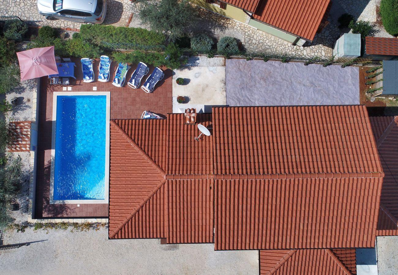 Pool genießen | Ferienhaus mit Klima, Sat-Tv & WLAN in Visnjan