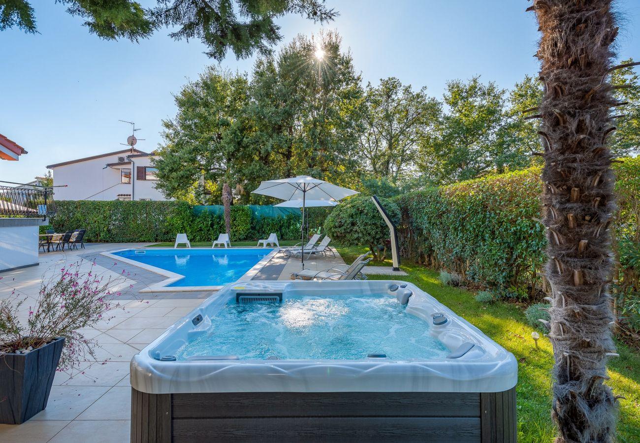 Wunderschöne Villa mit Pool und Whirlpool in Porec Nähe