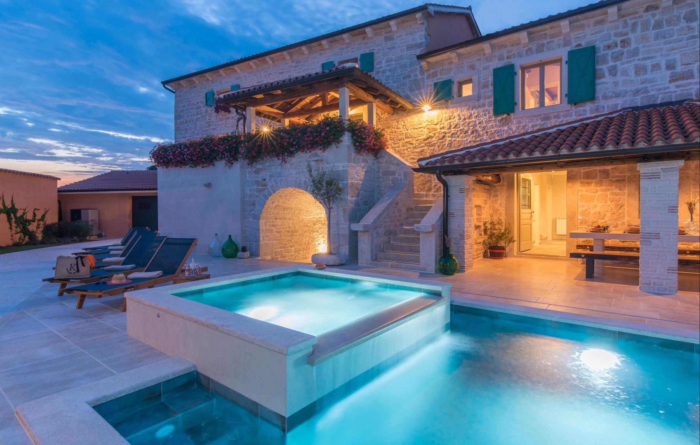 Renovierte Steinvilla im istrischen Stil mit Pool und Whirlpool