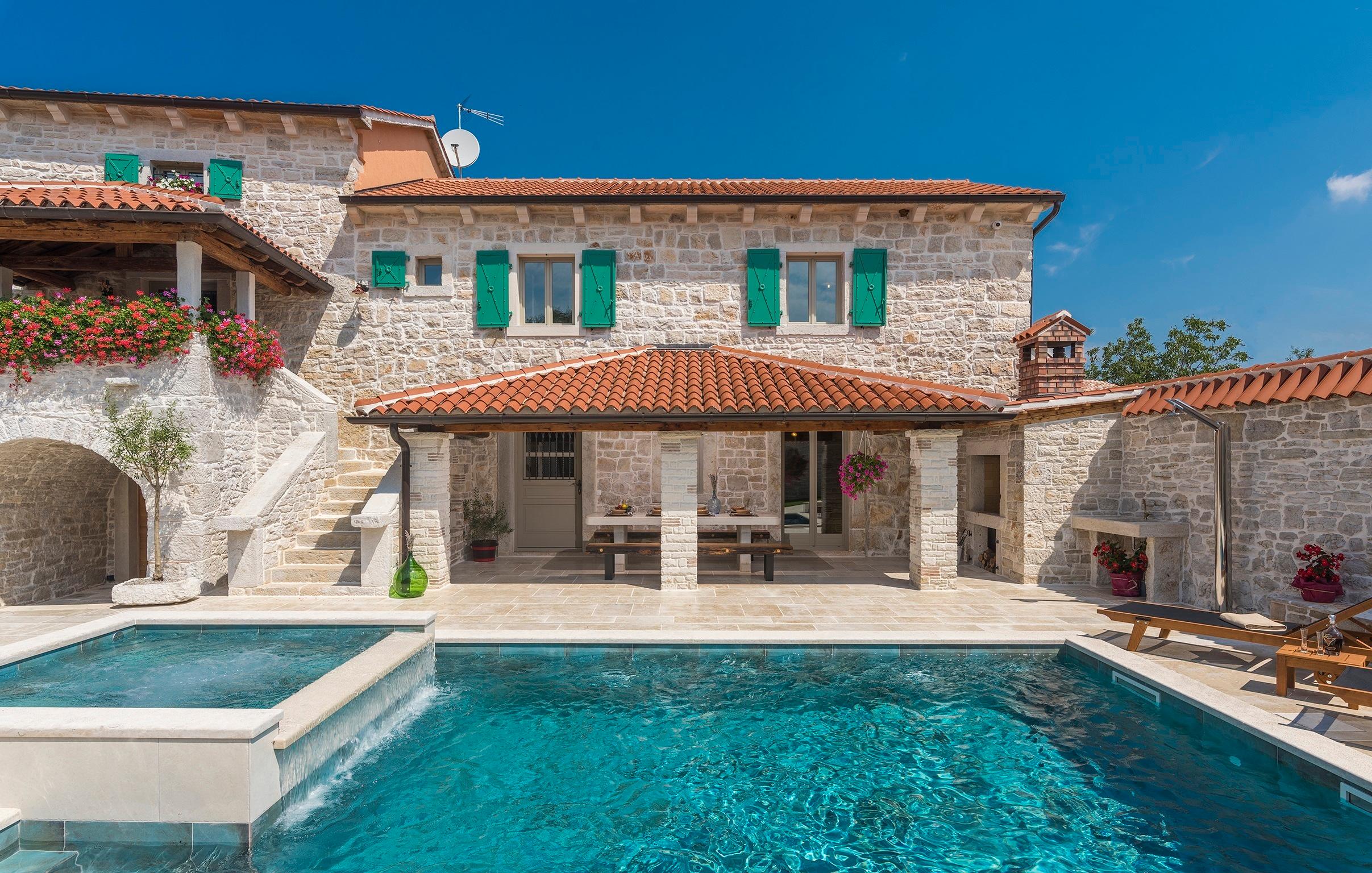 Renovierte Steinvilla im istrischen Stil mit Pool und Whirlpool