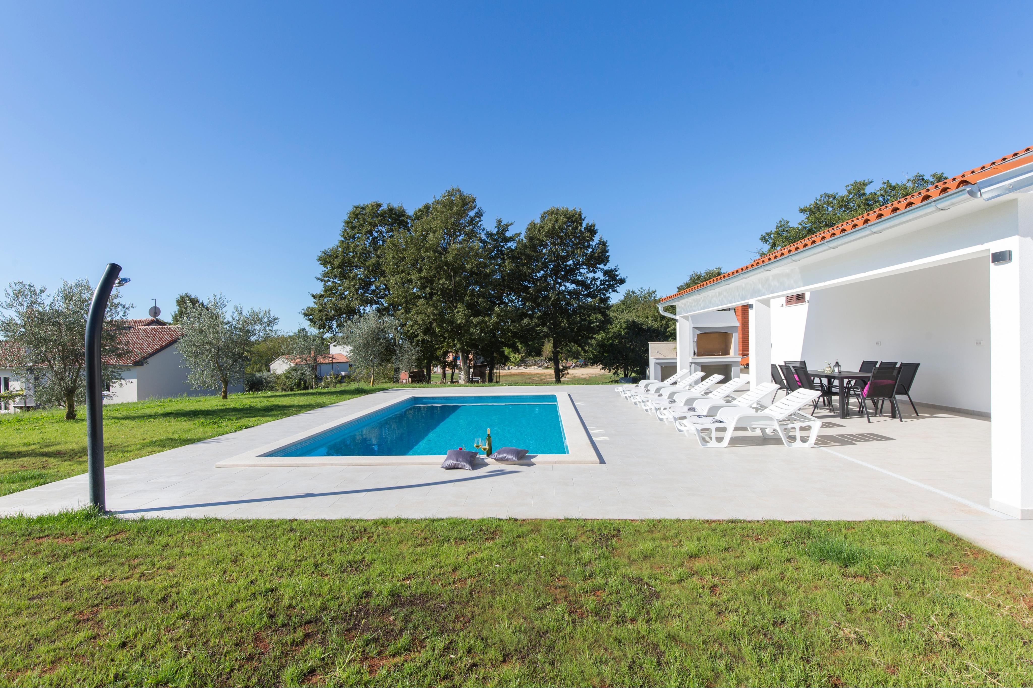 Erholung am Pool | Villa im idyllischen Bokordici
