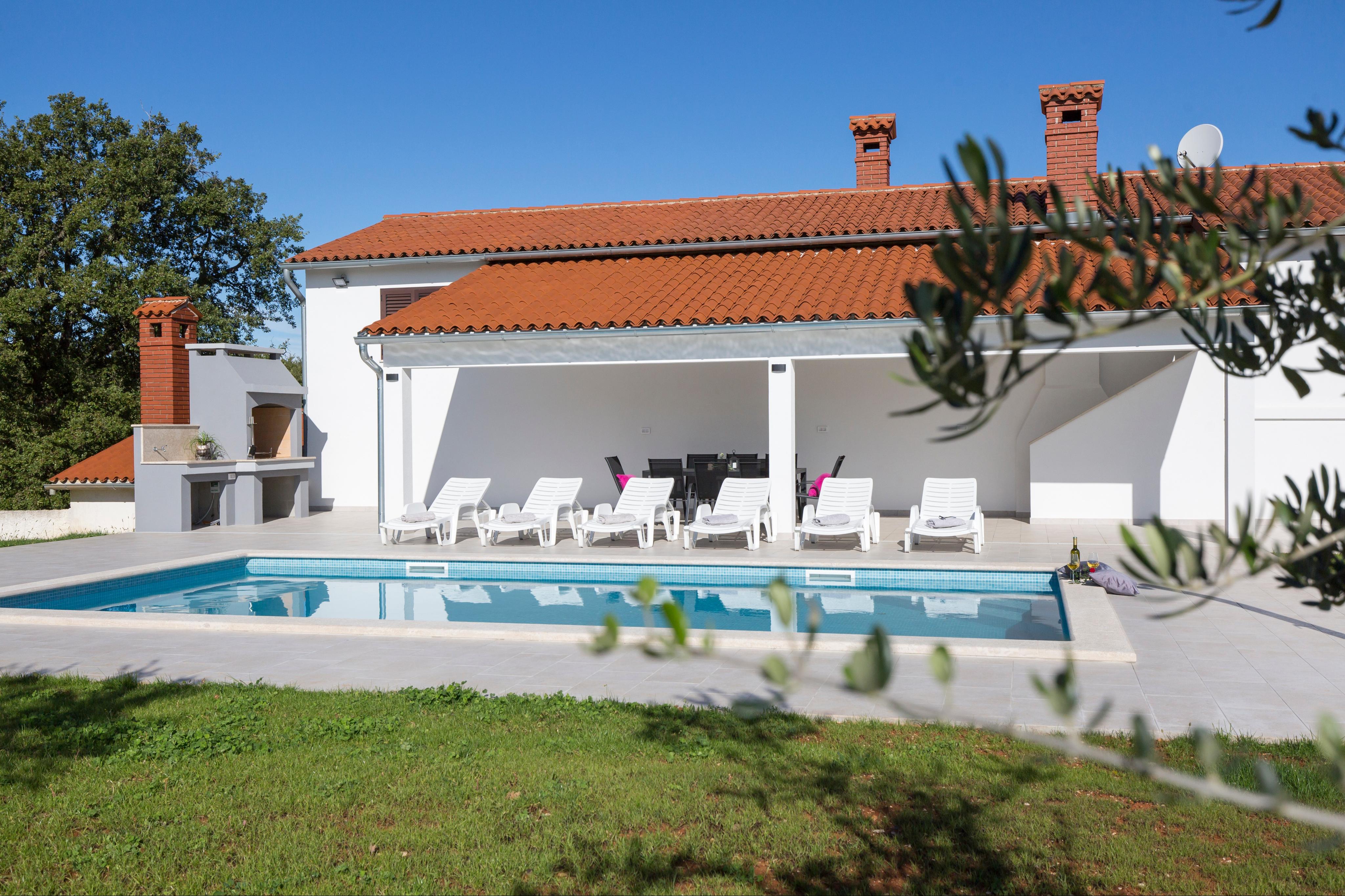 Erholung am Pool | Villa im idyllischen Bokordici