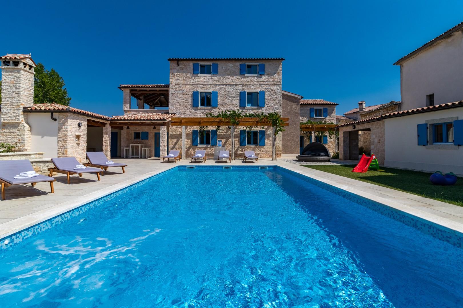 Ferienhaus mit Pool in Bokordici für bis zu 20 Personen