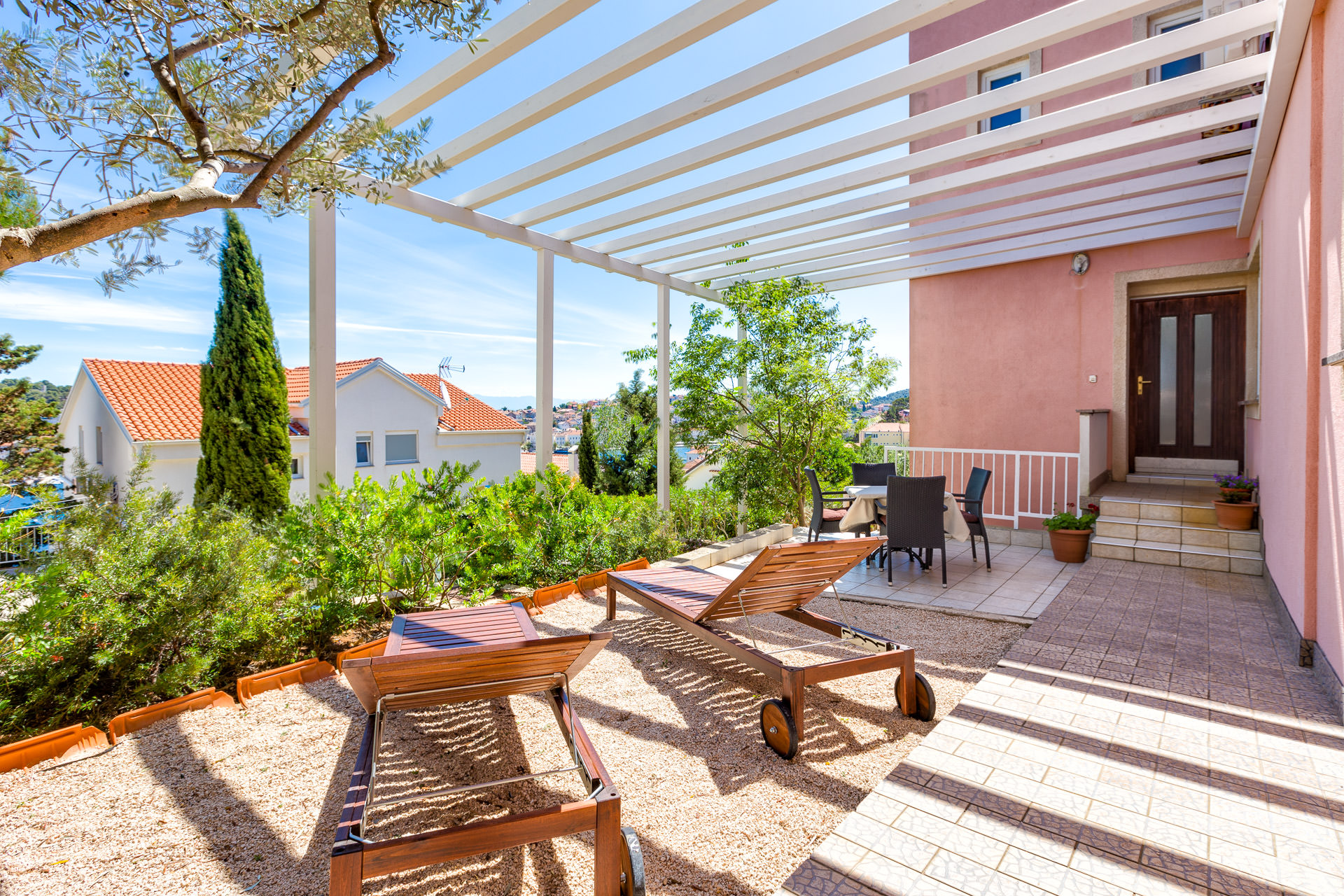 Schöne FeWo mit Klima, Sat-Tv, WLAN & Terrasse