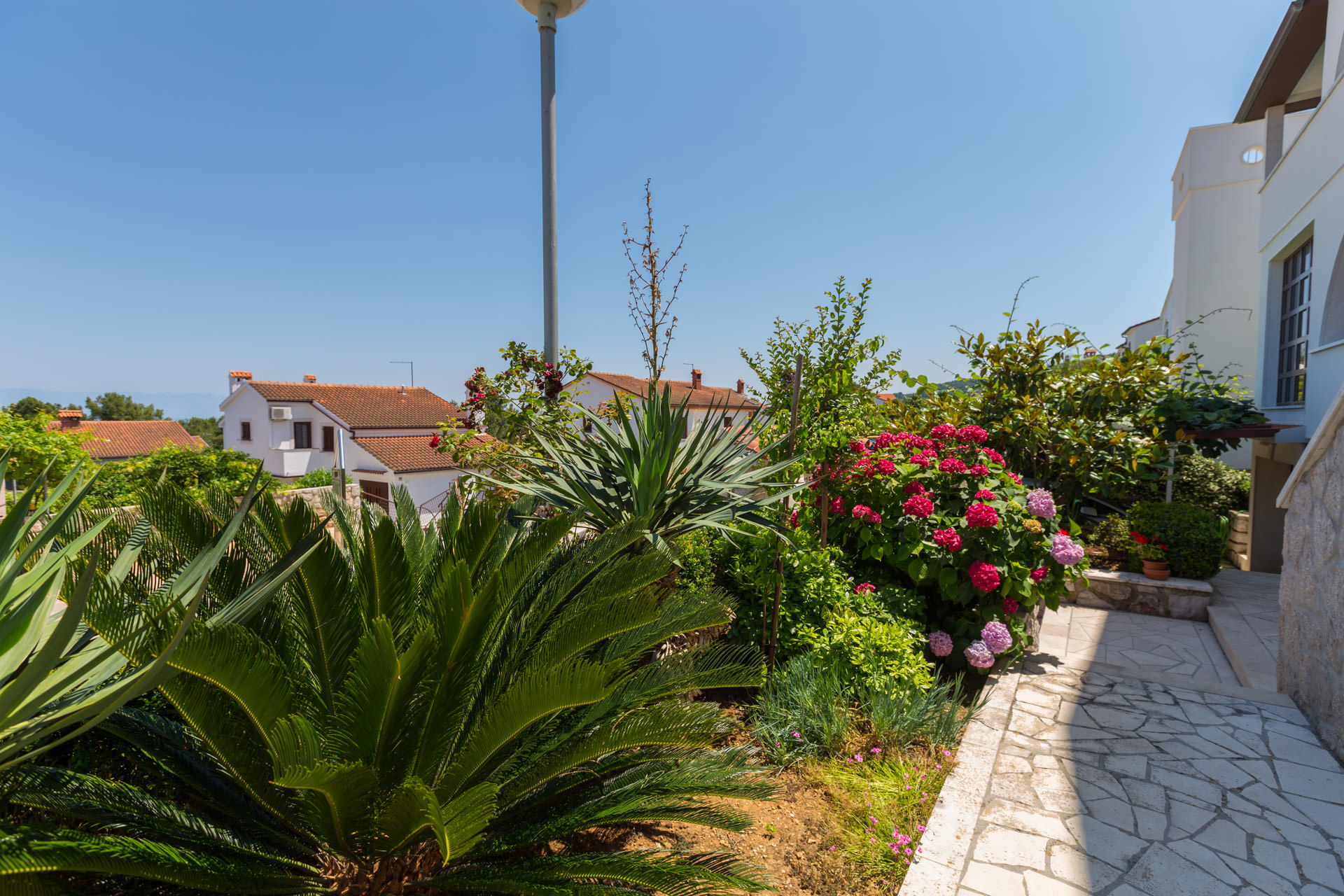 Charmante FeWo mit Klima, Sat-Tv, WLAN & Terrasse