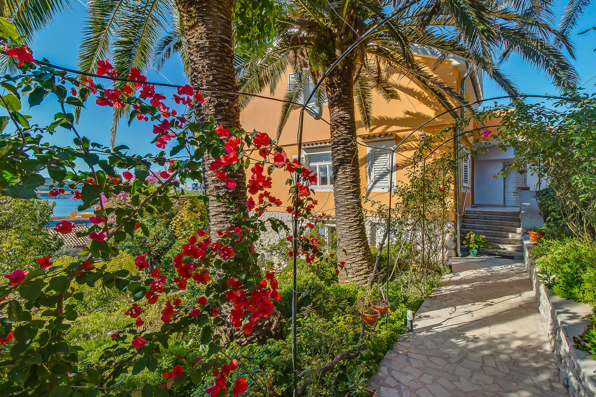 Schöne Ferienunterkunft mit großer Terrasse, Klima, Sat-Tv & WLA