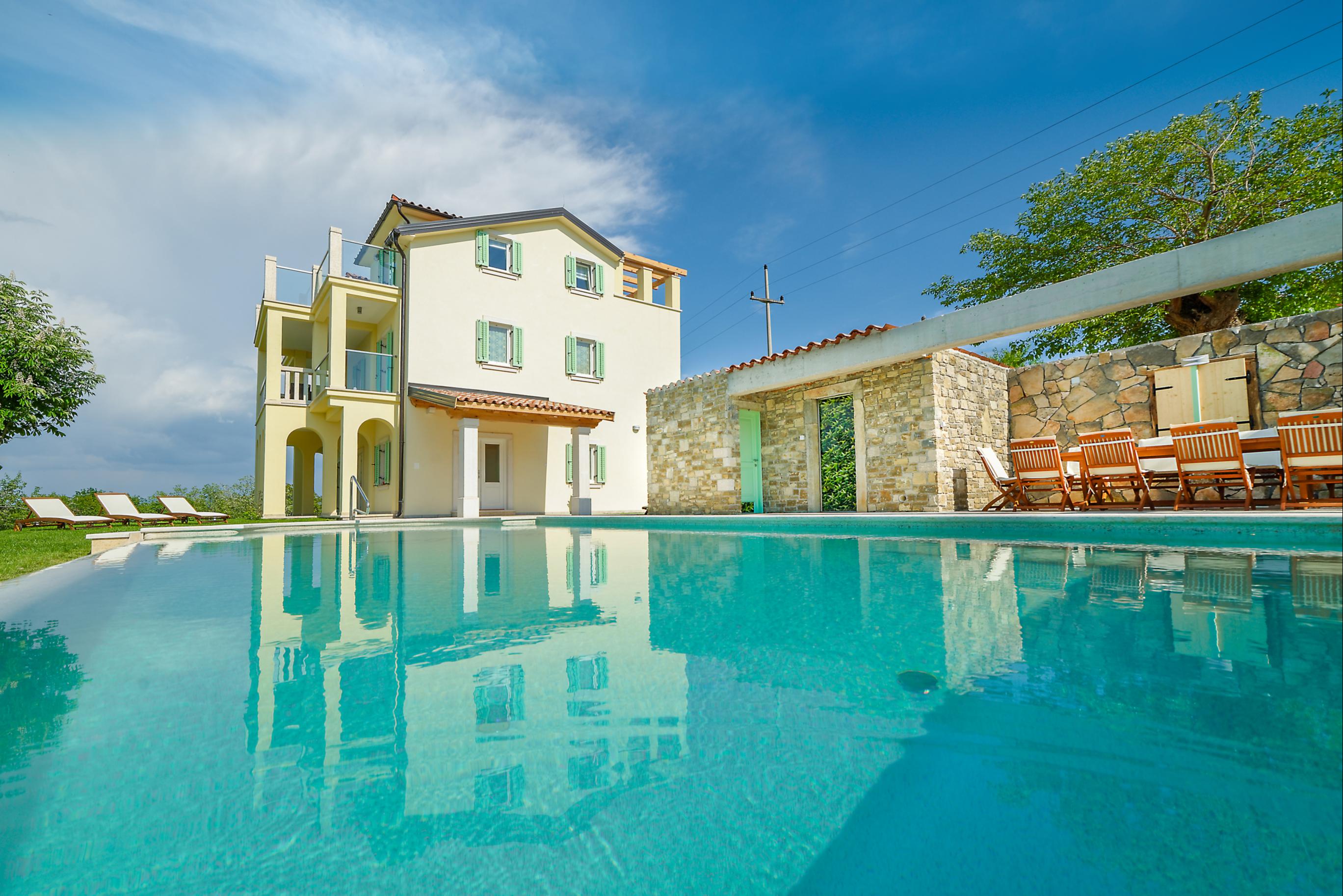 Pool genießen | 4*-Villa mit herrlichem Blick auf Motovun