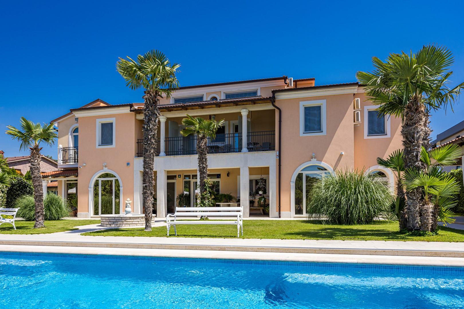 Apartment mit Dachterrasse und Pool in Medulin, direkt am Meer