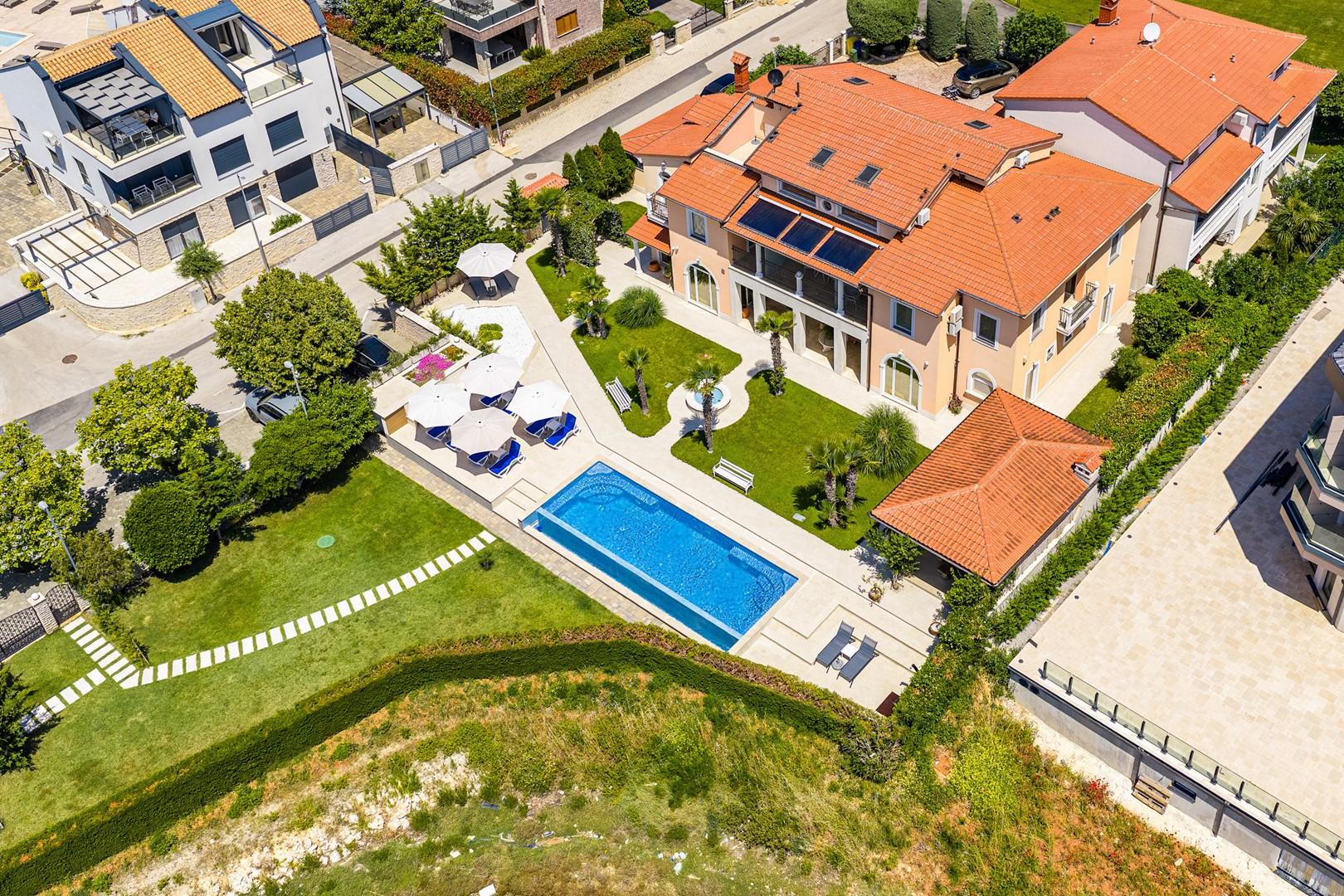 Modernes Apartment mit Balkon und Gartenblick , direkt am Meer