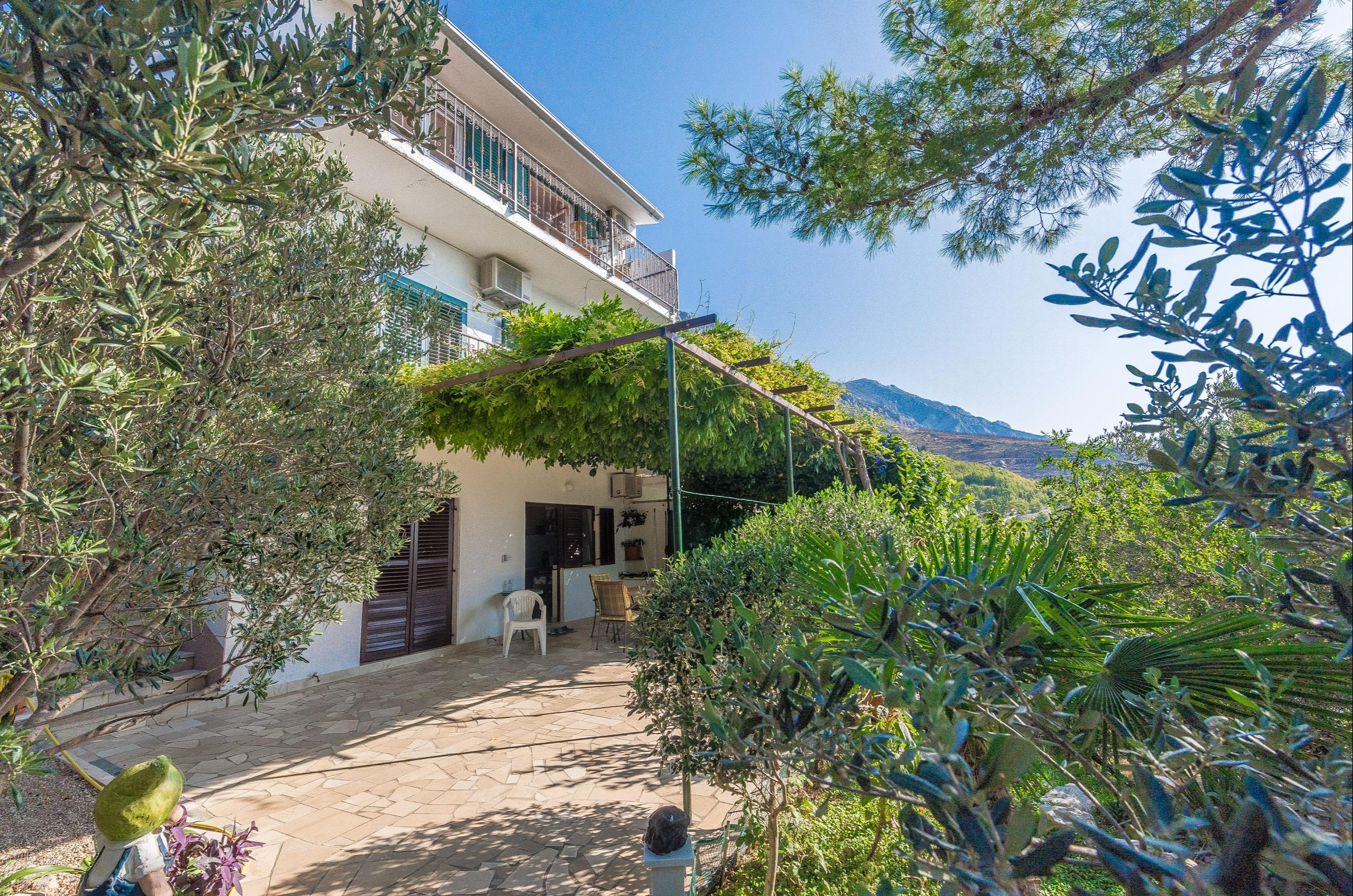Schöne einfache Ferienwohnung am Meer in Lokva Rogoznica