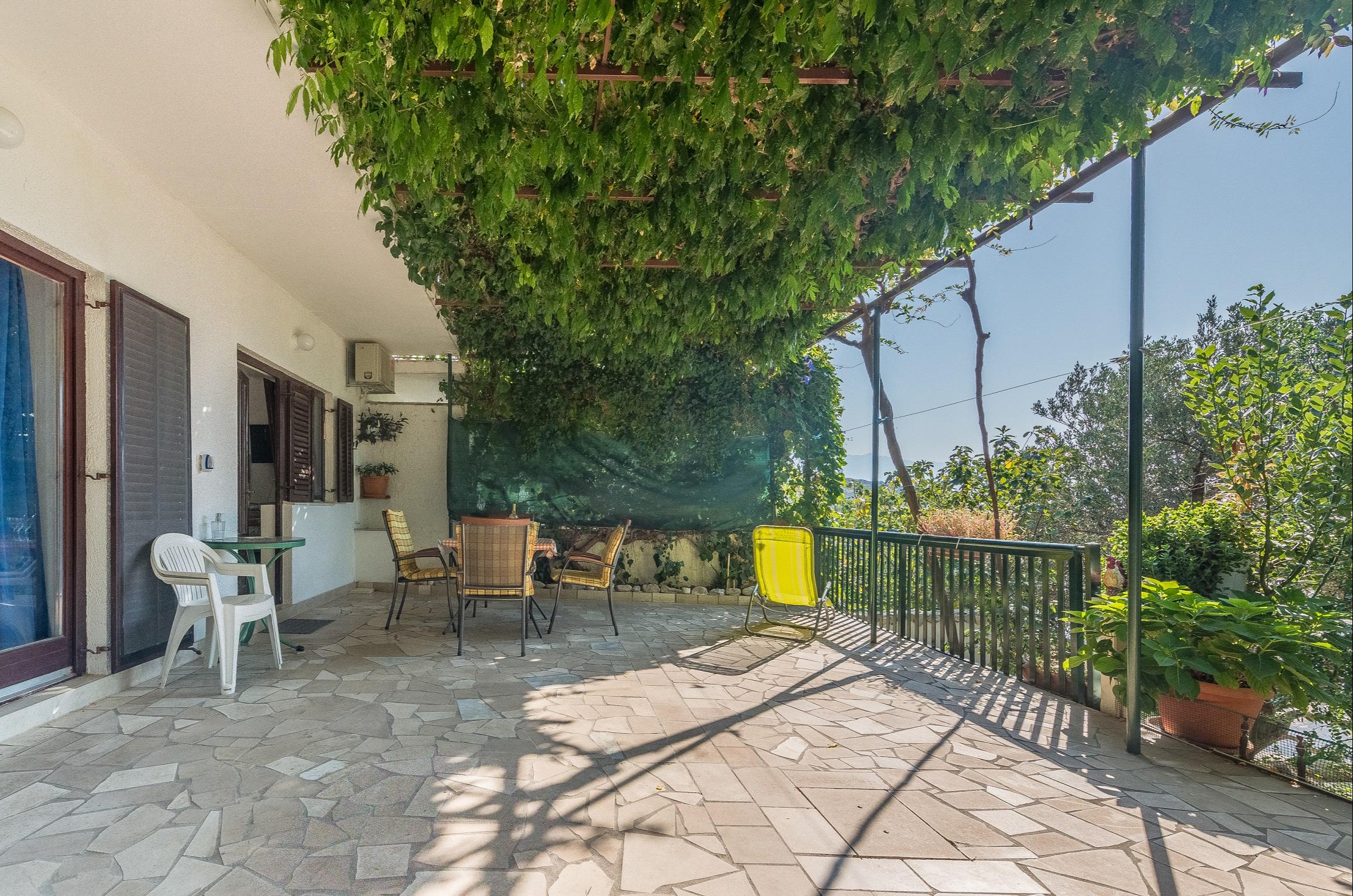 Schöne einfache Ferienwohnung am Meer in Lokva Rogoznica