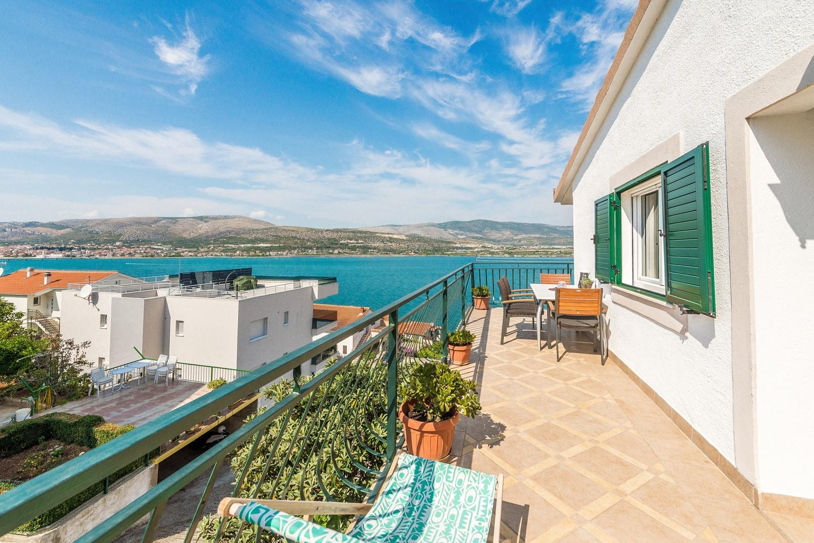 Apartment mit zwei Schlafzimmern auf Ciovo, mit Balkon und Meerblick