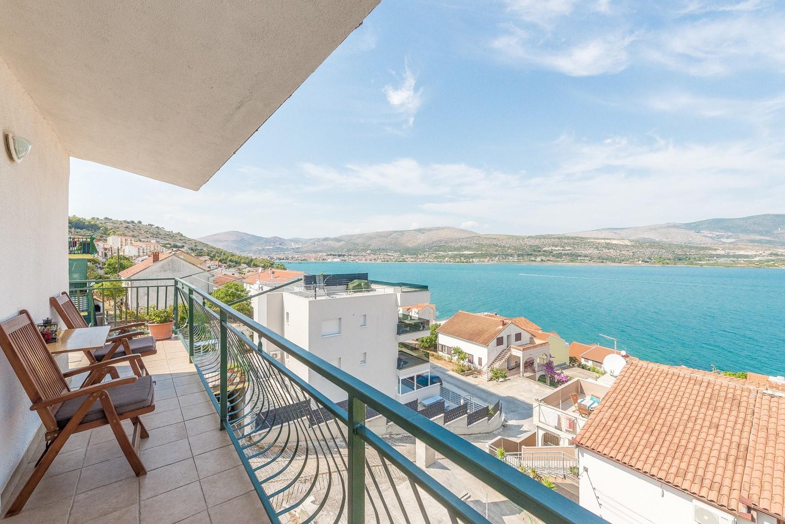 Apartment mit zwei Schlafzimmern auf Ciovo, mit Balkon und Meerblick
